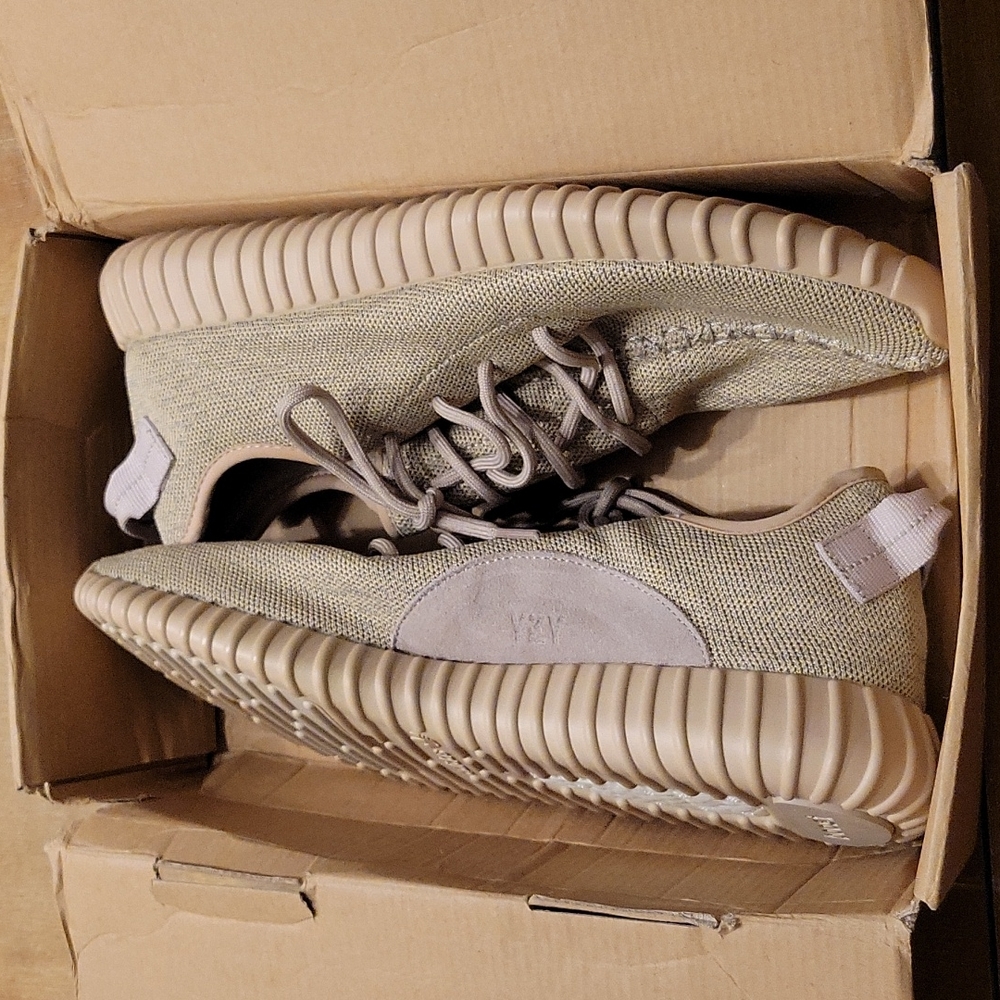 RARE NEW IN THE BOX ADIDAS YEEZY BOOST 350 V2 SNEAKERS. THEY ARE AUTHENTIC.